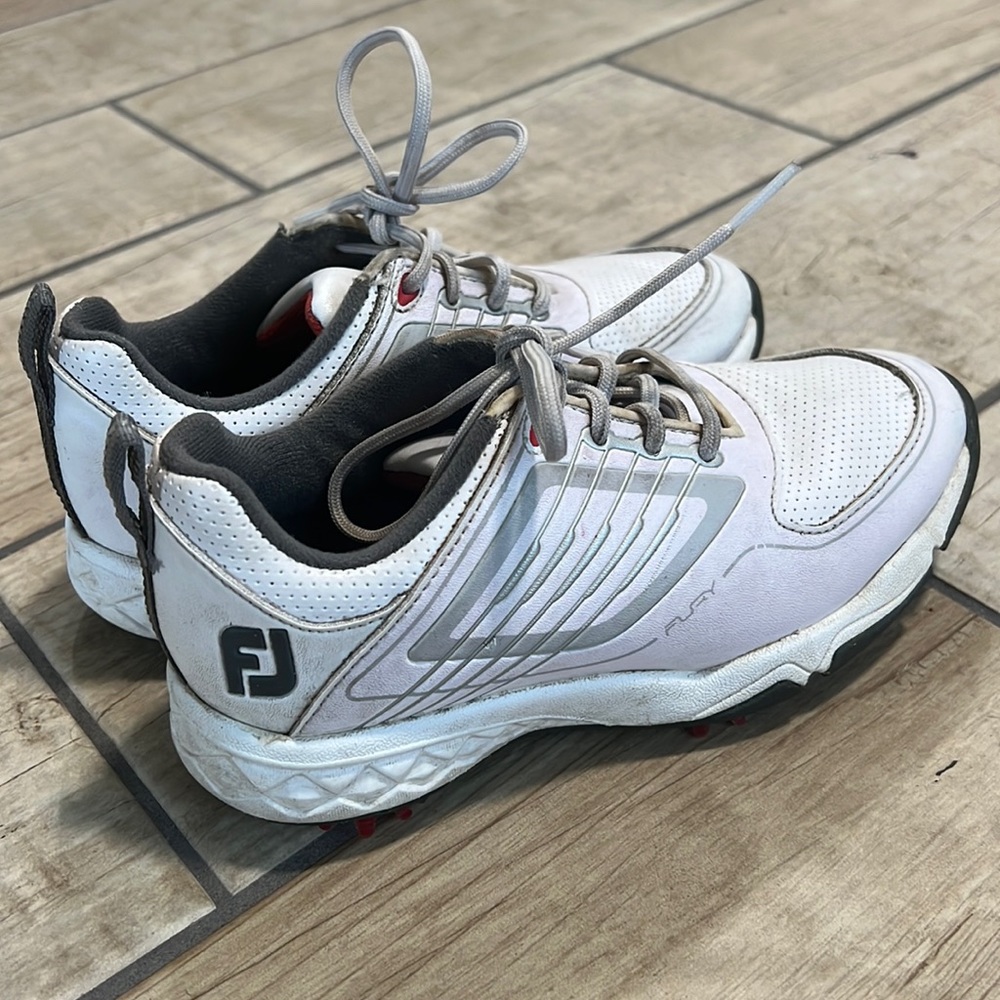 Golf shoes